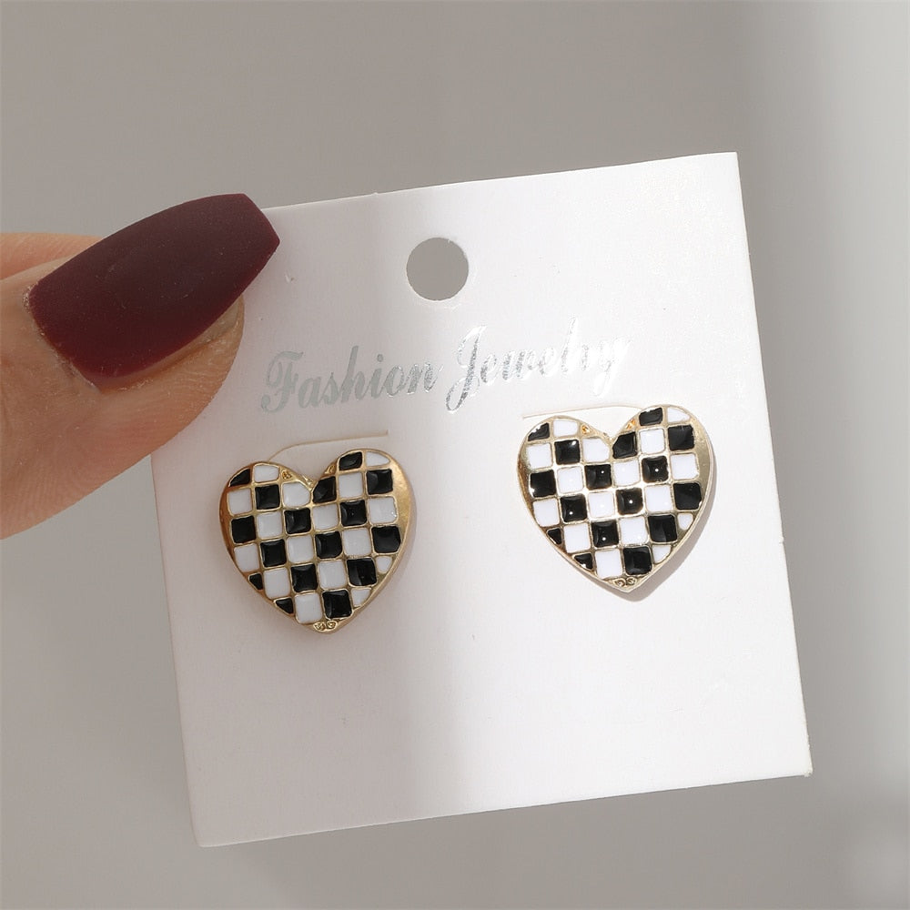 Black and White Plaid Design Heart Stud Earrings For Women Girl Fashion Modern