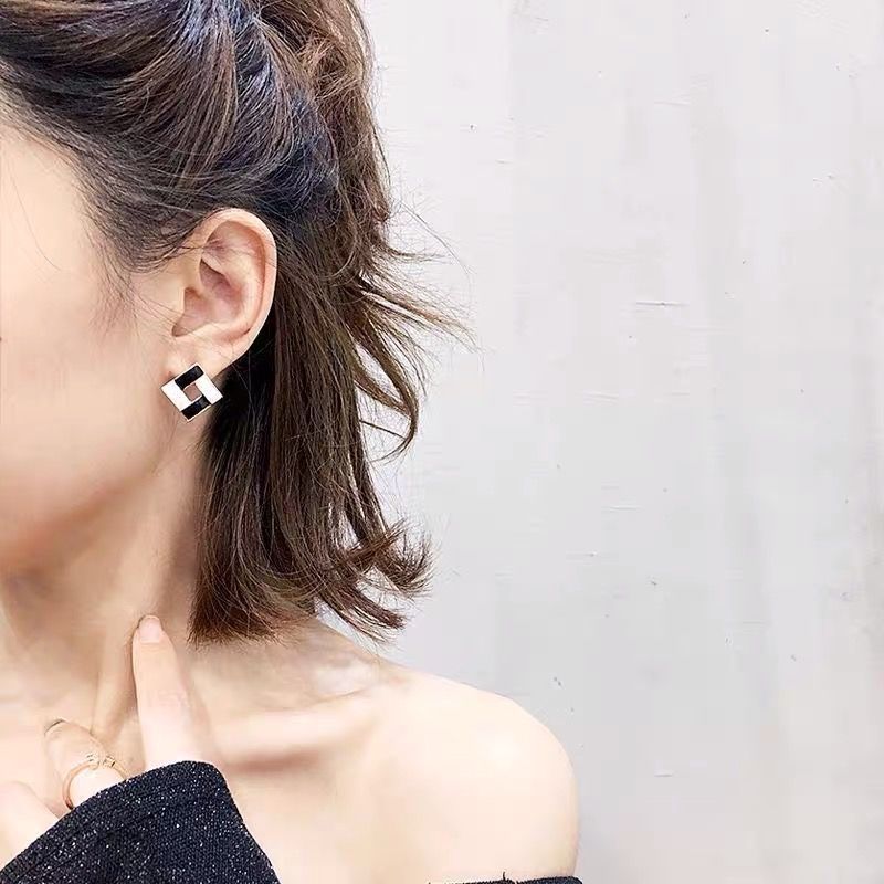 Black and White Twist Stud Earrings for Women Girls Fashion Earrings Piercing