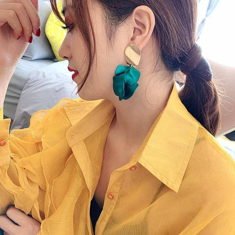 Metallic Green Leafs Beautiful Drop Earrings Modern Women Stylish Gift Jewelry