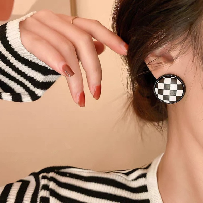 Black and White Plaid Round Geometric Pattern Studs Earrings Retro Woman Ear