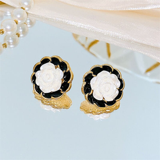 Lady Cute Black and White Flower Stud Earrings for Women Jewelry Girls Earrings