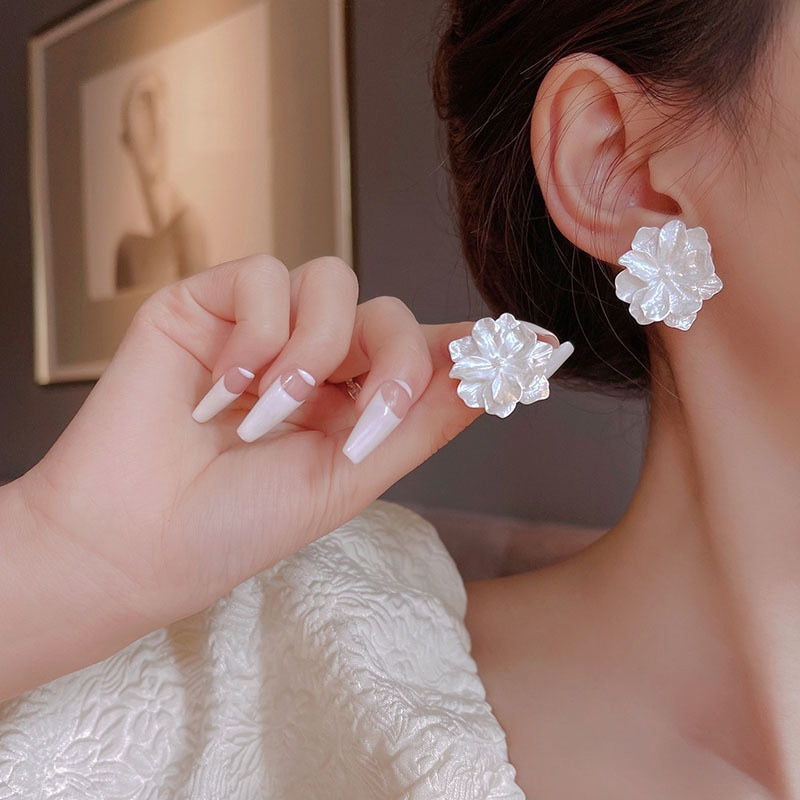 Elegant White Transparent Flower Stud Earrings For Women Cute Sweet Acrylic Big